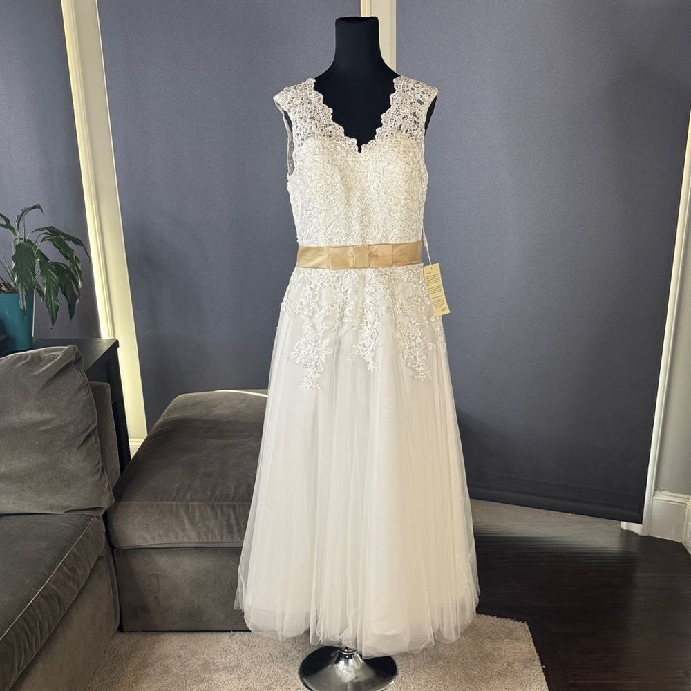 Women’s White Sleeveless V-Neck Wedding Dress Lace Applique Zip Back Size M NWT